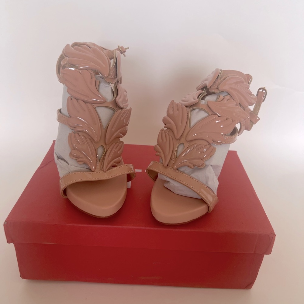 Women’s nude heels sz 6